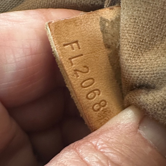 Louis Vuitton Tivoli GM Monogram Satchel with Tan Accents - Picture 9 of 11